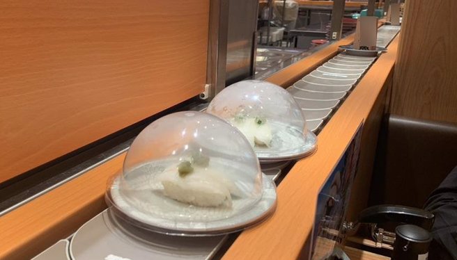 台北市卫生局稽查店家，发现送餐轨道下方不洁，已责令于5月22日前改善完成，后续若仍不符合规定，将依《食品安全卫生管理法》处6万到2亿元罚锾。（台北市卫生局提供／刘玮晴台北传真）