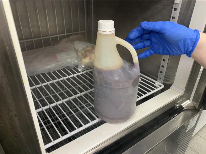 台北市卫生局已派员前往稽查，查有甜酱未标示名称及效期，已责令于5月22日前改善完成。（台北市卫生局提供／刘玮晴台北传真）