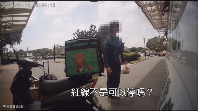 外送員到醫院送餐，停在紅線，救護車專用區旁邊，跟救護人員起口角，最後離去還把垃圾丟在救護車上。（翻攝爆料公社）