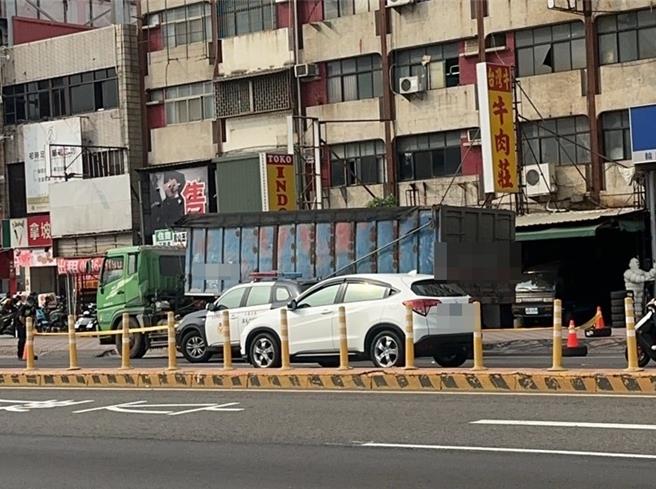 高雄小港區沿海一路於19日下午發生死亡車禍。（民眾提供／洪靖宜高雄傳真）
