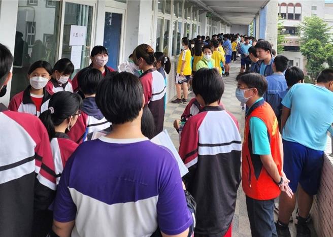国中教育会考19日结束，屏县府教育处统计，7项测验共305人次缺考，另有7件违规事项，以「提前或逾时作答」、「电子表发出声响」情形居多。（屏县府提供／谢佳潾屏东传真）