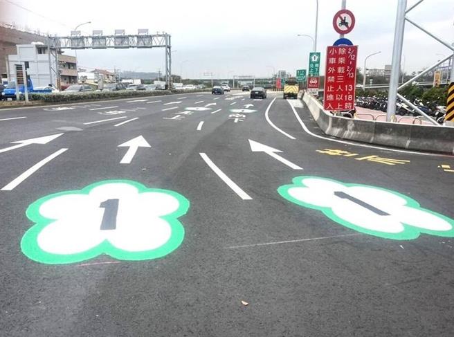国1头份交流道南下出口匝道，在下班尖峰时段都会严重塞车。（苗栗县政府提供／李京升苗栗传真）