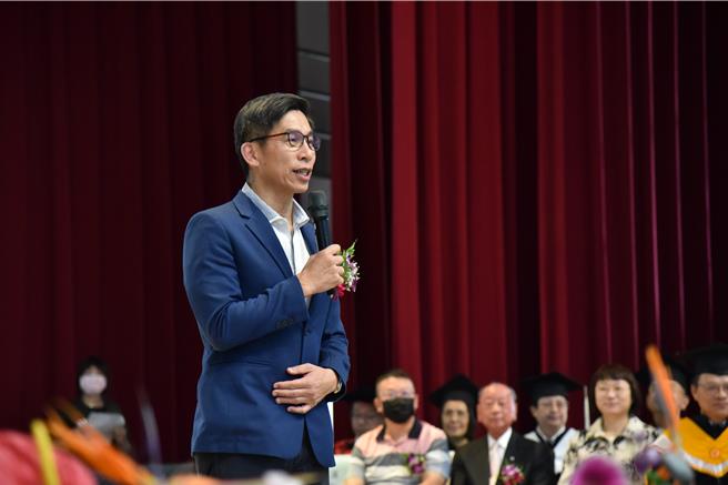 民进党立委锺佳滨19日出席屏东大学毕业典礼，他以日前立院衝突事件为例，期勉毕业生面对混乱的时代，要随时锻炼好身体、强壮知识，才能独善其身、兼善天下。（屏东大学提供／谢佳潾屏东传真）