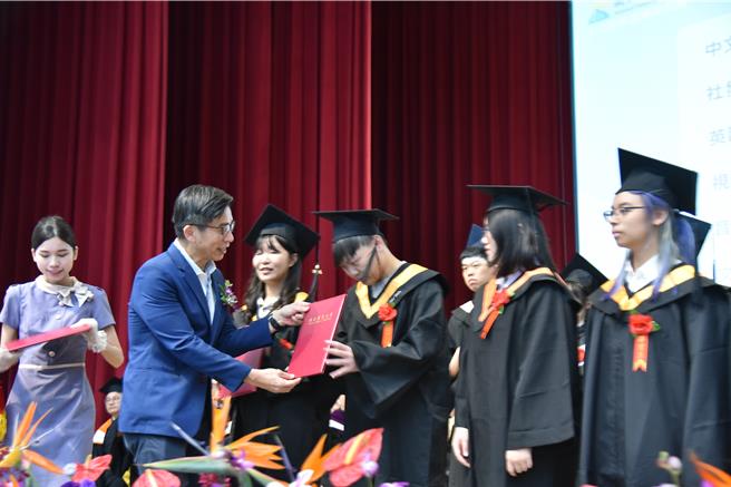 民进党立委锺佳滨19日出席屏东大学毕业典礼，他以日前立院衝突事件为例，期勉毕业生面对混乱的时代，要随时锻炼好身体、强壮知识，才能独善其身、兼善天下。（屏东大学提供／谢佳潾屏东传真）