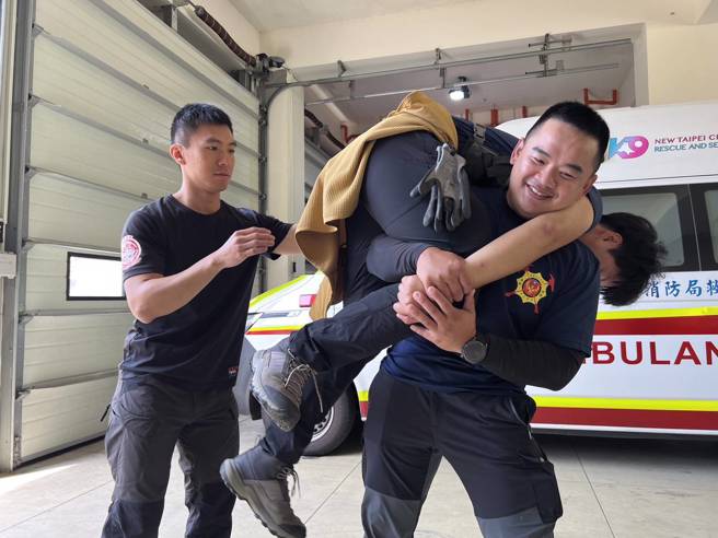 新北消防特搜义消训练，加强警民合作力量，为拯救人命尽一分心力。（翻摄画面）