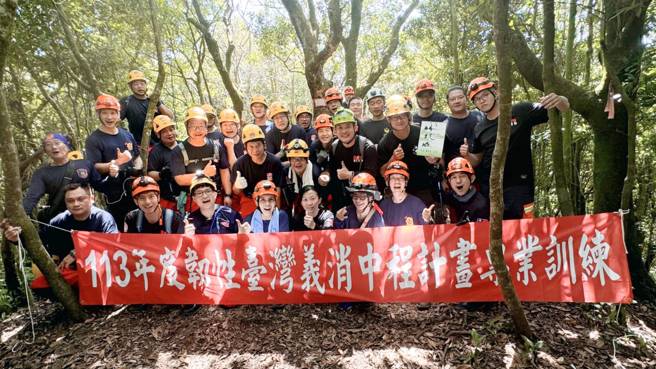 新北消防特搜义消训练，加强警民合作力量，为拯救人命尽一分心力。（翻摄画面）