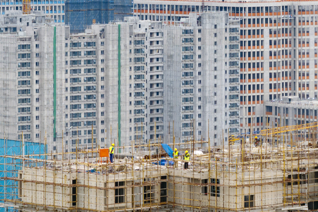 今年1-3月大陆房地产开发投资持续下滑，大陆官方推出更强力的手段挽救房市。（图／中新社）
