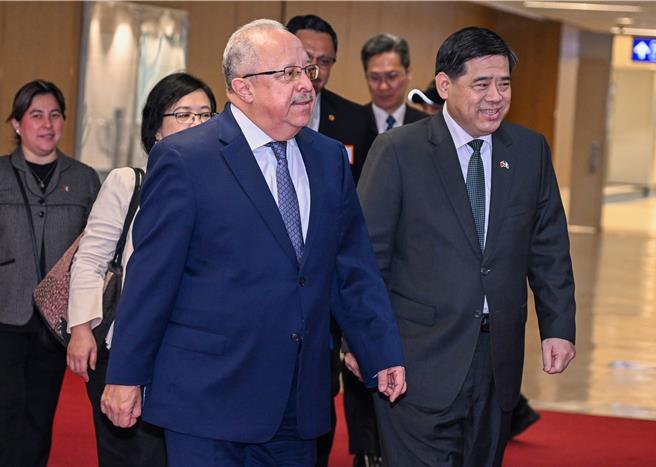 瓜国外交部部长马丁涅兹（左一）在19日傍晚抵台，他在桃机并末发表谈话，下机后由外交部接待人员引导，自国宾门礼遇通关搭车离去。（陈麒全摄）