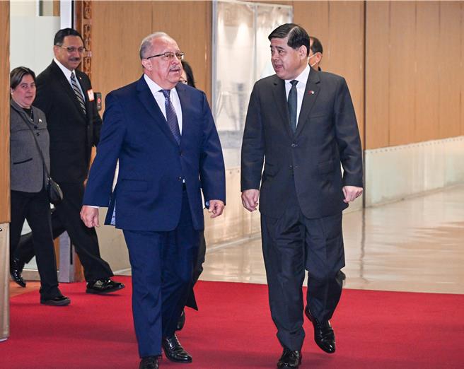 瓜国外交部部长马丁涅兹（左一）在19日傍晚抵台，他在桃机并末发表谈话，下机后由外交部接待人员引导，自国宾门礼遇通关搭车离去。（陈麒全摄）