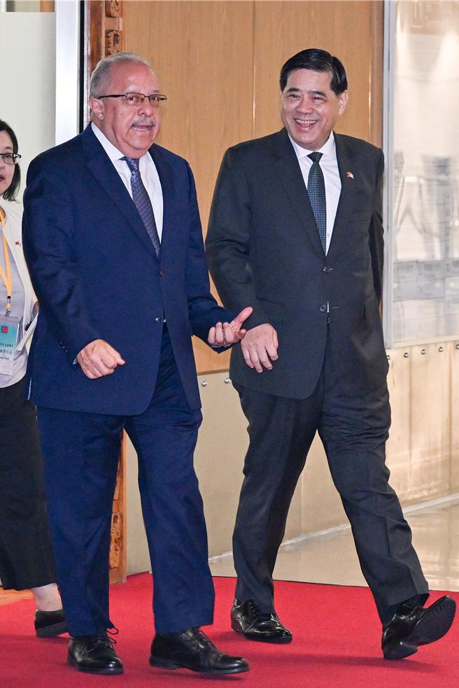 瓜国外交部部长马丁涅兹（左一）在19日傍晚抵台，他在桃机并末发表谈话，下机后由外交部接待人员引导，自国宾门礼遇通关搭车离去。（陈麒全摄）