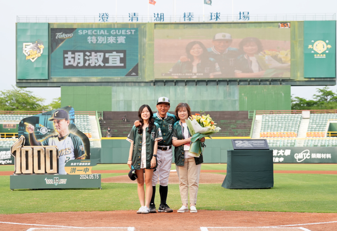 台钢雄鹰总教练洪一中（中）成为中职首位执教千胜教头，女儿、老婆惊喜现身。（台钢雄鹰提供）