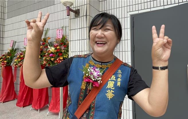 民進黨原民立委伍麗華19日出席屏東大學畢業典禮，她自曝她讀屏大教育行政所在今年邁進第10年，如果今年沒畢業就什麼都沒了，所以她會趕在7月口考，正式畢業成為博士。（謝佳潾攝）