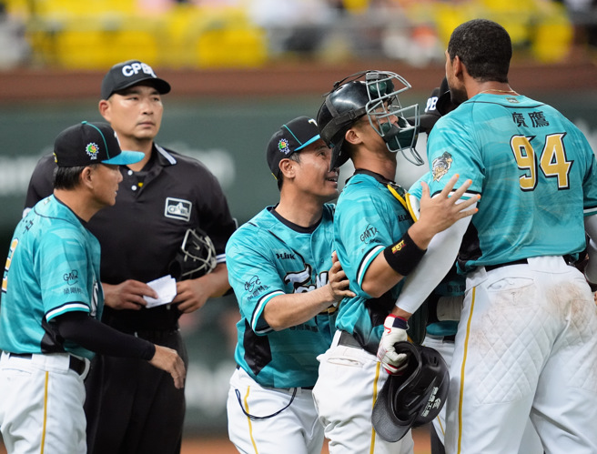 台鋼雄鷹洋炮魔鷹（右）不滿主審好球帶被驅逐出場。（台鋼雄鷹提供）