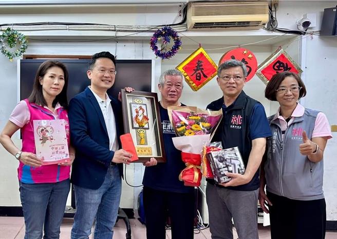 蘇俊賓將模範母親榮耀重新送到陳林花老奶奶的兒子手中。(摘自蘇俊賓臉書)