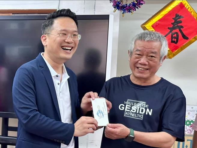 蘇俊賓將模範母親榮耀重新送到陳林花老奶奶的兒子手中。(摘自蘇俊賓臉書)