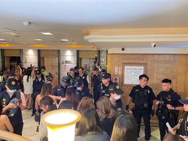 520前净化治安，桃园市警察局在局长吴坤旭亲带队下执行「雷霆除暴专案」查获5万克毒品、10把枪。(警方提供／蔡依珍桃园传真)