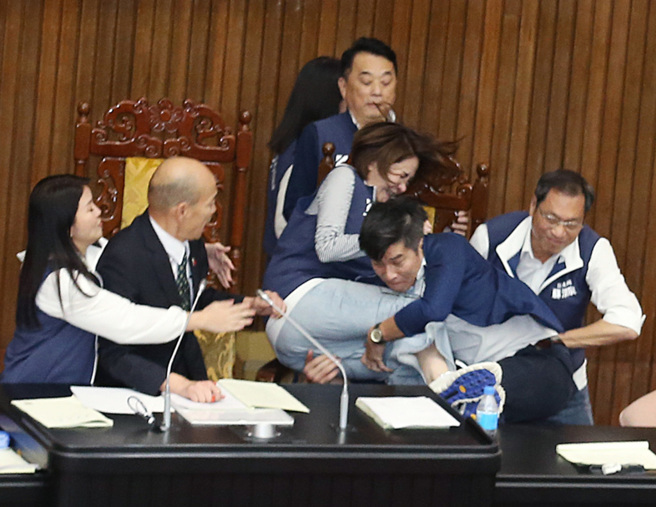 国民党女立委陈菁徽(中左)被民进党立委锺佳滨(中右)扑倒，艺人讽刺绿营作乱反遭网军霸凌。（图／陈菁徽办公室提供）