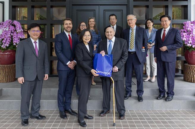 總統蔡英文19日在寓所午宴美國出席我第16任總統暨副總統就職典禮特使團。圖／總統府提供