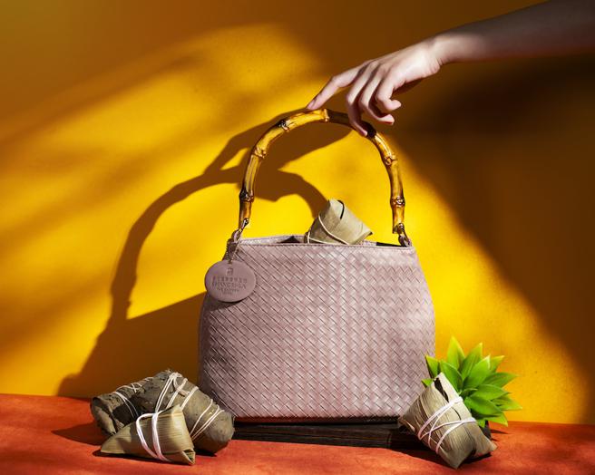 天母SOGO台北远东香格里拉海陆香粽礼袋，5入1588元。（SOGO提供）