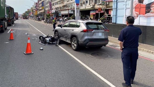 黄女无照骑车机车，原本要去帮朋友庆生，为了闪避违规停车，遭联结车辗过惨死。（翻摄画面）