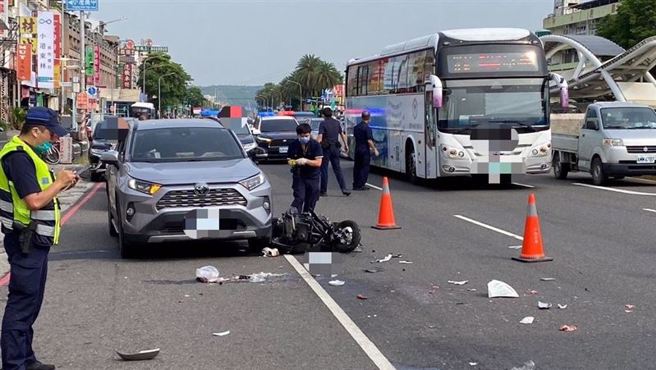 黄女无照骑车机车，原本要去帮朋友庆生，为了闪避违规停车，遭联结车辗过惨死。（翻摄画面）