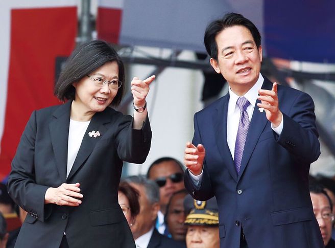 總統蔡英文(左)執政八年爭議不斷。沈政男期許賴清德(右)上台後團結人民，找到台灣的長遠出路。（示意圖／資料照）