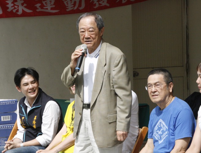 翰可国际股份有限公司董事长陈洋渊（中）大力支持赛事。（青少年网球运动发展协会提供）