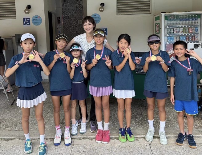 前职网球员、基隆市议员陈宜（后中）特别赶场颁奖。（青少年网球运动发展协会提供）