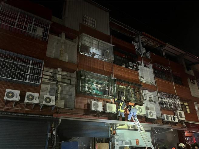 彰化县社头乡一栋家庭式织袜工厂19日晚间7时16分许发生火警，祖孙3代4大3小共7人受困火场，6人在2楼阳台，另1人在3楼待救，经消防人员全数引导至2楼阳台后，再利用双节梯引导逃困，7人因浓烟呛伤，送员基治疗，所幸皆意识清楚。（民眾提供／叶静美彰化传真）