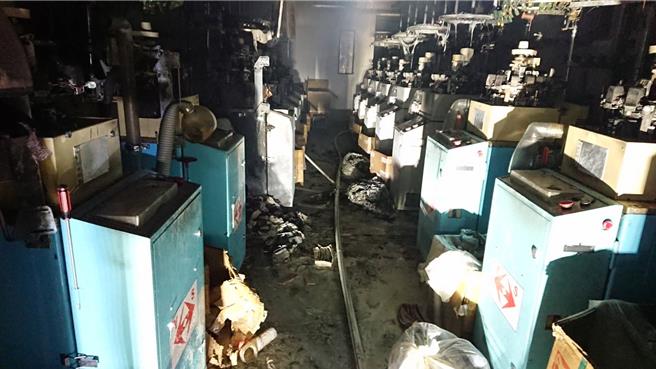 彰化县社头乡一栋家庭式织袜工厂19日晚间7时16分许发生火警，祖孙3代4大3小共7人受困火场，6人在2楼阳台，另1人在3楼待救，经消防人员全数引导至2楼阳台后，再利用双节梯引导逃困，7人因浓烟呛伤，送员基治疗，所幸皆意识清楚。（民眾提供／叶静美彰化传真）