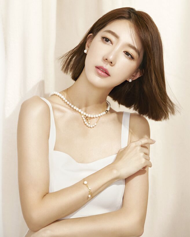 時尚女星宋米秦多種配戴方式完美演繹「Domensions」，飾品櫃中的必要百搭單品珍珠，作為每個人身上的必備百搭風格。圖／業者提供