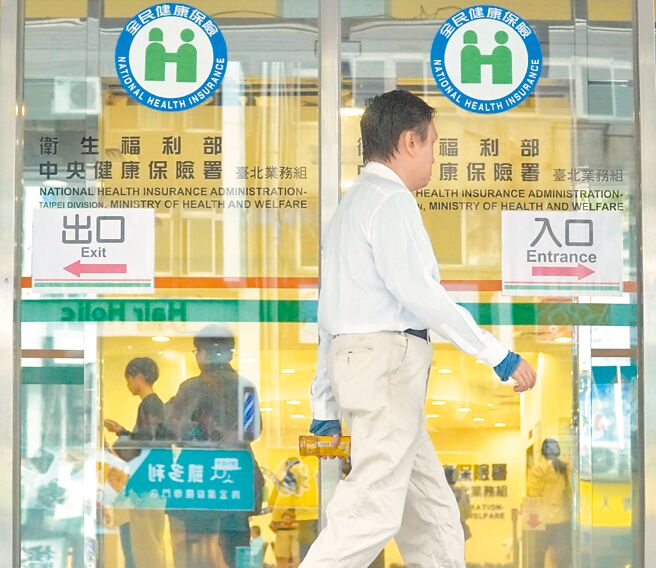 台湾首位医师总统赖清德将在520上任，曾允诺劳健保财务永续，将建立政策沟通平台，广纳民意，期跨越政党鸿沟，寻求社会最大公约数。图为民眾前往健保署 。（罗永铭摄）