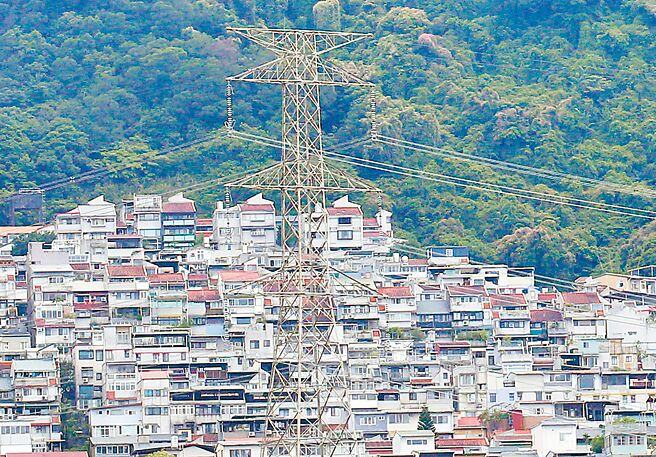 中油及台电合计亏损4138亿元，考验赖清德新政府处理能力。图为位于新北市山区的高压电塔。（范扬光摄）