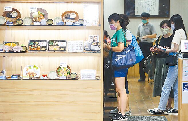 學者認為，6月將有第二波餐飲上漲的連鎖效應。圖為外食民眾。（本報資料照片）