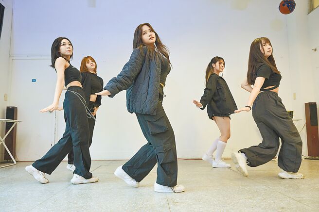 板橋囡仔劇團團員排練。（新北市文化局提供／高鈞麟新北傳真）