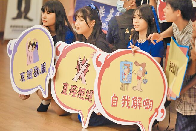 板橋囡仔劇團參與反毒宣導演出，探討青少年身心議題。（新北市文化局提供／高鈞麟新北傳真）