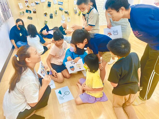 板橋囡仔劇團就如同一個大家庭，彼此學習成長。（張景怡提供／高鈞麟新北傳真）