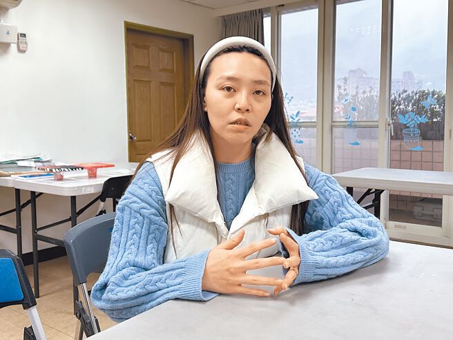 台艺大戏剧系毕业的张景怡，「教职」原不在她的生涯规画内，「误打误撞」担任起板桥忠孝国中的社团老师，一路从兼职玩票性质，转成正职的表演艺术老师。（高钧麟摄）