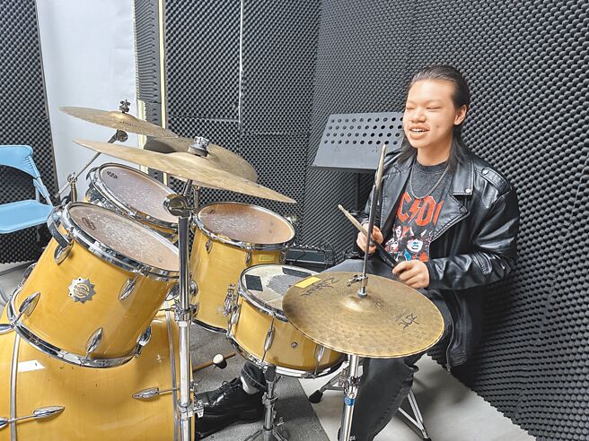 团员李政泽是位「台湾之子」新二代，加入剧团后，待人处事态度慢慢改观，他热爱摇滚乐，未来希望能朝音乐领域发展。（高钧麟摄）