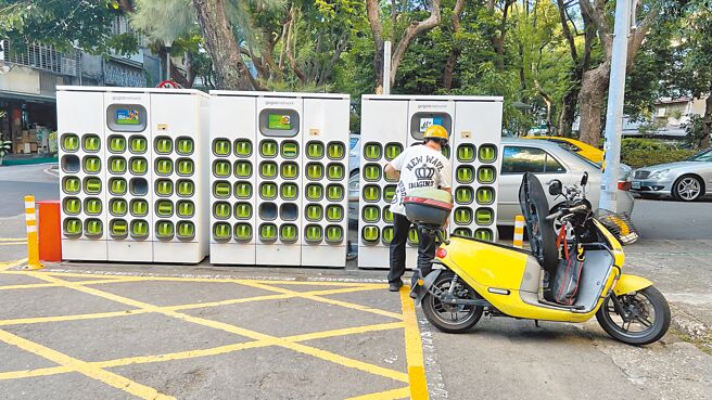 针对台北市内日渐增加的电动车电池充换电站，北市议员担心，充换电站若未妥善规范，恐怕会成为公安隐忧，图为示意图。（台北市产发局提供／丁上程台北传真）