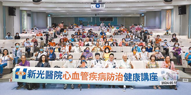 「旺旺中時生活講堂─健康系列講座」，昨天的主題是「遠離心血管疾病，心臟更有力」，由新光醫院心臟內科醫師莊正彥（前排左五）、心臟內科醫師陳冠任（前排右四）主講。（羅永銘攝）
