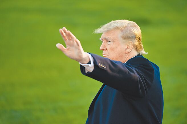 美国联邦最高法院保守派大法官阿利托被爆出，曾经在自家外倒挂美国国旗，此消息引发民主党议员的挞伐，要求阿利托迴避涉及川普的案件。图为川普于白宫草坪。（中新社）