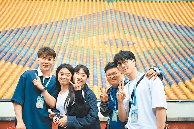 中國海峽研究院（香港）在520賴政府上任前夕，發布最新的兩岸關係風險指數報告及兩岸關係藍皮書，指兩岸風險持續升高的趨勢未變，不過兩岸交流實質恢復，對緩和兩岸風險具有重大積極意義。圖為兩岸青年在北京香山踏青。（中新社）