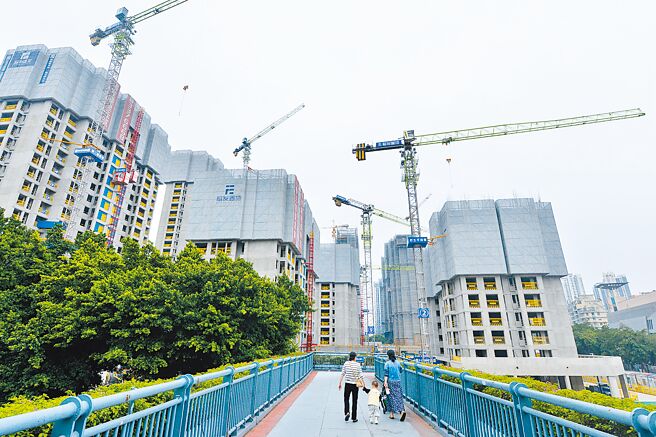 北京、上海、湖北等多地18日陆续颁布房市政策，下调个人房屋公积金贷款利率0.25个百分点。图为福州市区一建案。（中新社）