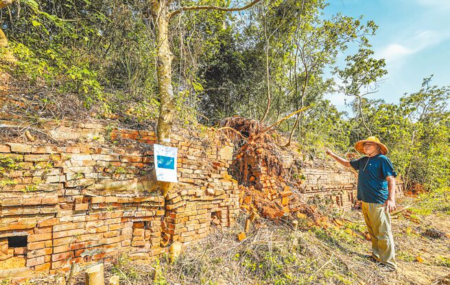 新竹縣湖口波羅汶窯廠八卦窯遭不明人士蓄意破壞，窯主鍾國華指最長的窯頂被敲掉，一定要找出「凶手」求償！（羅浚濱攝）