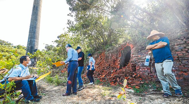 新竹縣湖口波羅汶窯廠的八卦窯遭不明人士蓄意破壞，文化局18日邀文資委員會勘，將列「暫定古蹟」，後續開會研擬保存規畫方案。（羅浚濱攝）