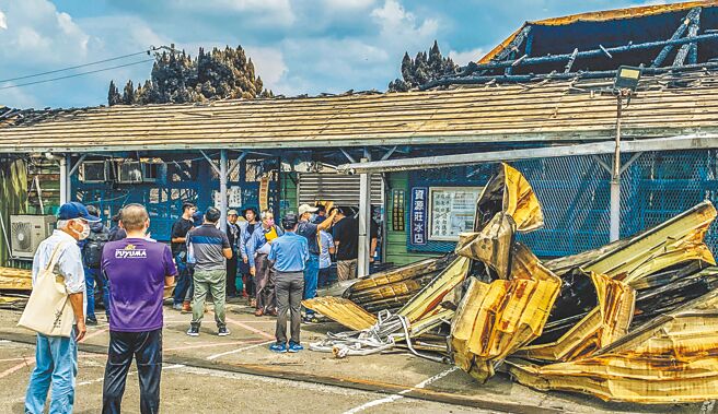 新竹縣竹東中油資源莊冰店12日晚遭祝融付之一炬，文化局18日邀文資委員、提報人及土地所有權人至現場會勘。（羅浚濱攝）