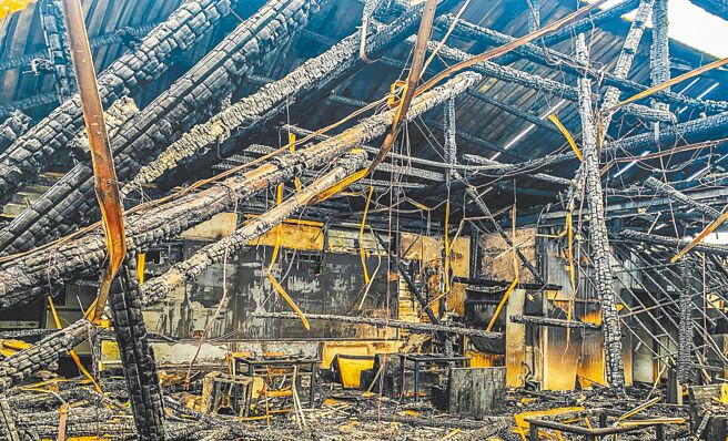 新竹縣竹東中油資源莊冰店12日晚遭祝融付之一炬，文資委員18日會勘認主要軸組木構件已嚴重焚毀逾90％等原因，文化價值滅失，建議解除列冊追蹤。（羅浚濱攝）