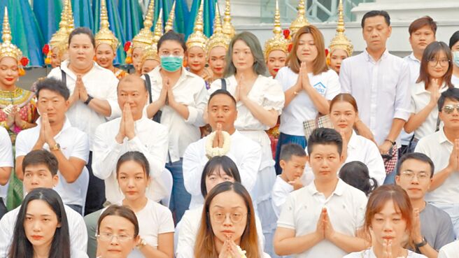 知名跨國房產代銷公司5月10日在泰國曼谷四面佛舉行盛大還願儀式。（碩盛國際不動產提供）