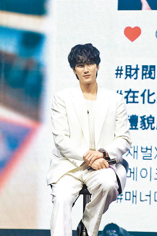 安普賢19日首度在台舉辦粉絲見面會，穿上白色西裝化身白馬王子。（D-SHOW提供）